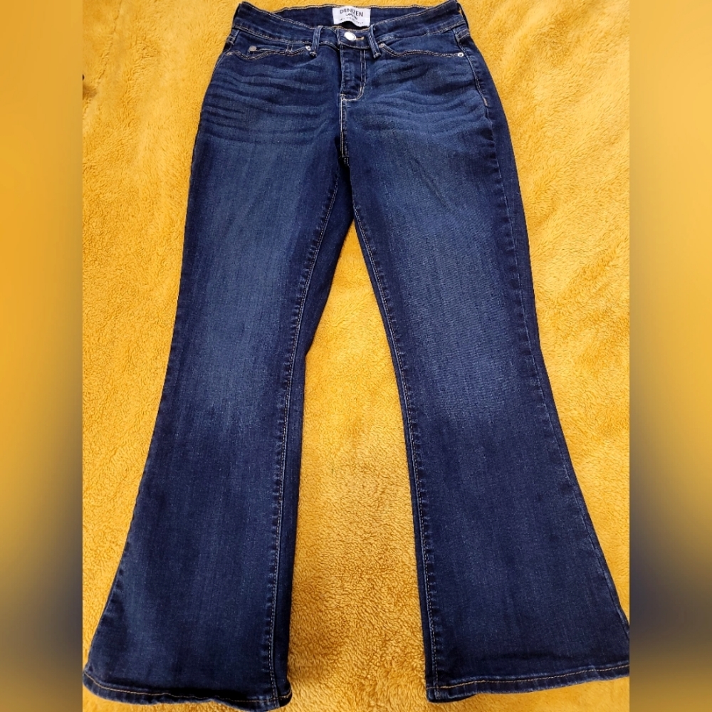 Denizen mid rise bootcut jeans, perfect condition!